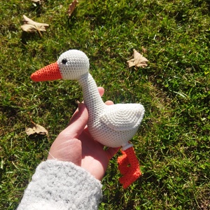 Gâscă croșetată - jucării și echipamente pentru copii - plușuri - figurine de pluș - Artynos.ro