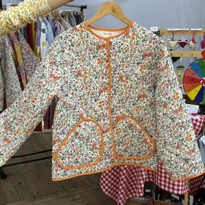 Geaca matlasata cu flori - multicolor alb - Doar la comanda, Imbracaminte si moda, Haine dama, Paltoane dama, Cusatura, ARTYNOS