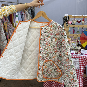 Geacă matlasată cu flori - multicolor alb - Doar la comandă - îmbrăcăminte și modă - haine damă - paltoane damă - Artynos.ro