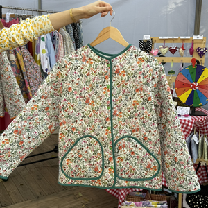 Geacă matlasată cu flori - multicolor alb - Doar la comandă - îmbrăcăminte și modă - haine damă - paltoane damă - Artynos.ro