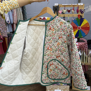 Geacă matlasată cu flori - multicolor alb - Doar la comandă - îmbrăcăminte și modă - haine damă - paltoane damă - Artynos.ro