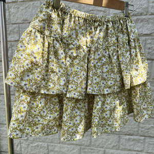 Fustă scurtă galbenă cu model floral - Fustă damă - îmbrăcăminte și modă - haine damă - fustă damă - Artynos.ro