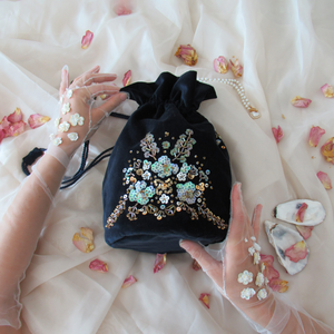 Blue Velvet  Geantă de catifea brodată cu paiete  Doar la comandă - genți și portofele - genți de mână și umăr - genți de mână - Artynos.ro