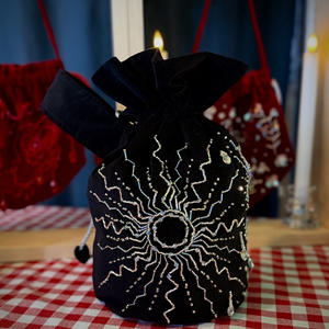 Praf de Stele  Geanta de catifea brodata cu cristale  1 buc in stoc, Genti si portofele, Genti de mana si umar, Genti de mana, Broderie, Cusatura, ARTYNOS