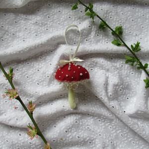 Decorațiune Ciupercă din fetru brodată roșu și alb - crăciun - decorațiuni de crăciun de casă - figurine pentru pomul de crăciun - Artynos.ro