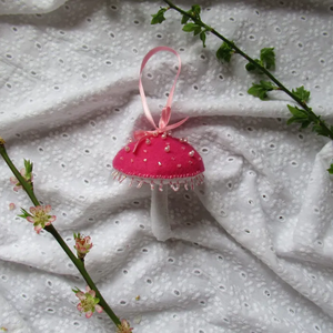 Decoratiune Ciuperca din fetru brodata roz si alb - Artynos.ro