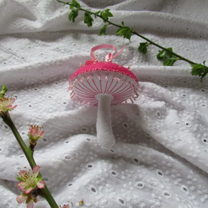 Decorațiune Ciupercă din fetru brodată roz și alb - crăciun - decorațiuni de crăciun de casă - figurine pentru pomul de crăciun - Artynos.ro