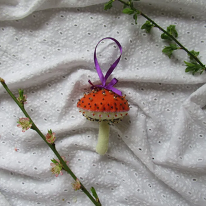 Decoratiune Ciuperca din fetru brodata portocaliu, alb, auriu si verde - Artynos.ro