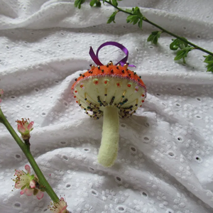 Decorațiune Ciupercă din fetru brodată portocaliu, alb, auriu și verde - crăciun - decorațiuni de crăciun de casă - figurine pentru pomul de crăciun - Artynos.ro