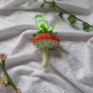 Decorațiune Ciupercă din fetru brodată portocaliu, alb și verde - crăciun - decorațiuni de crăciun de casă - figurine pentru pomul de crăciun - Artynos.ro