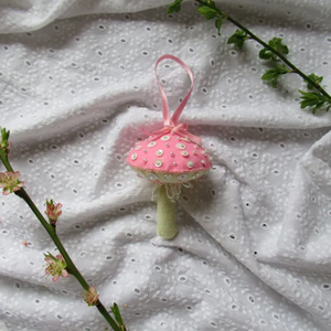 Decoratiune Ciuperca din fetru brodata roz deschis si alb - Artynos.ro