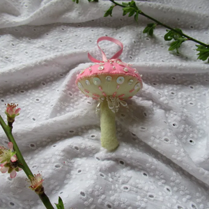 Decorațiune Ciupercă din fetru brodată roz deschis și alb - crăciun - decorațiuni de crăciun de casă - figurine pentru pomul de crăciun - Artynos.ro