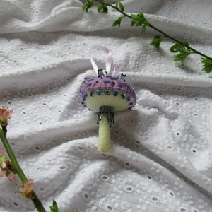 Decorațiune Ciupercă din fetru brodată mov, alb și albastru - crăciun - decorațiuni de crăciun de casă - figurine pentru pomul de crăciun - Artynos.ro