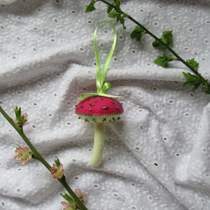 Decoratiune Ciuperca din fetru brodata roz, alb si verde - Artynos.ro