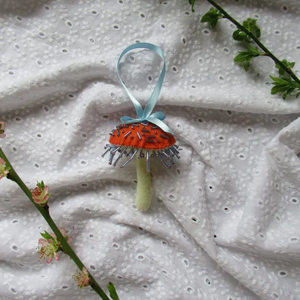 Decoratiune Ciuperca din fetru brodata portocaliu, albastru si alb - Artynos.ro