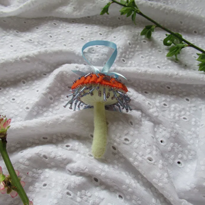 Decorațiune Ciupercă din fetru brodată portocaliu, albastru și alb - crăciun - decorațiuni de crăciun de casă - figurine pentru pomul de crăciun - Artynos.ro