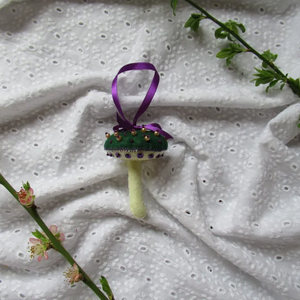 Decoratiune Ciuperca din fetru brodata verde, alb, mov si auriu - Artynos.ro