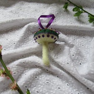 Decorațiune Ciupercă din fetru brodată verde, alb, mov și auriu - crăciun - decorațiuni de crăciun de casă - figurine pentru pomul de crăciun - Artynos.ro