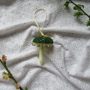 Decoratiune Ciuperca din fetru brodata verde, alb si auriu - Artynos.ro