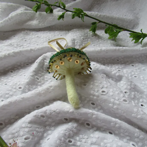 Decorațiune Ciupercă din fetru brodată verde, alb și auriu - crăciun - decorațiuni de crăciun de casă - figurine pentru pomul de crăciun - Artynos.ro