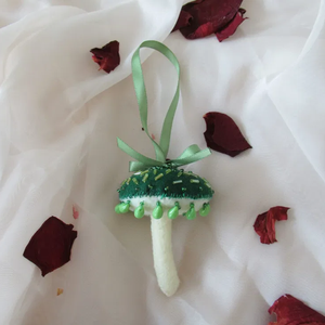 Decoratiune Ciuperca din fetru brodata verde si alb - Artynos.ro