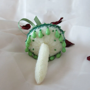 Decorațiune Ciupercă din fetru brodată verde și alb - crăciun - decorațiuni de crăciun de casă - figurine pentru pomul de crăciun - Artynos.ro