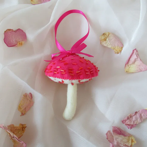 Decoratiune Ciuperca din fetru brodata roz si alb - Artynos.ro