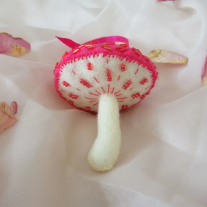 Decorațiune Ciupercă din fetru brodată roz și alb - crăciun - decorațiuni de crăciun de casă - figurine pentru pomul de crăciun - Artynos.ro