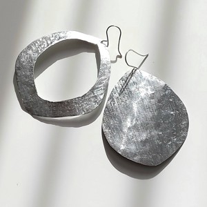 Cercei asimetrici minimali din aluminiu - bijuterii - seturi de bijuterii - Artynos.ro Cercei asimetrici minimali din aluminiu - bijuterii - seturi de bijuterii - Artynos.ro