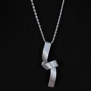 Colier cu design minimalist din aluminiu lucios și ușor -  - Artynos.ro Colier cu design minimalist din aluminiu lucios și ușor -  - Artynos.ro