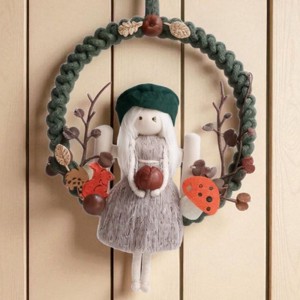 Decorațiune de perete din macramé pentru toamnă � păpușă din macramé cu pălărie verde, gard din lemn și decorațiune portocalie - casă & stil de viață - decorațiuni de casă - decorațiuni de pereți - decor de pereți, macrame - Artynos.ro