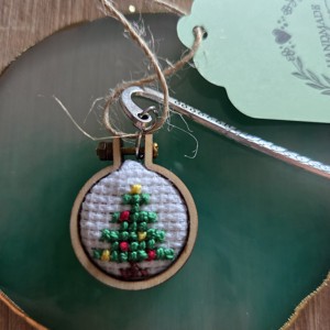 Semn de carte metalic pom de Crăciun - cărți și creații cu tematică muzicală, cadouri - semn de carte - Artynos.ro