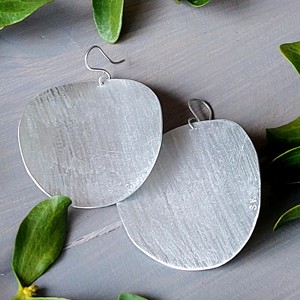 Cercei minimali în formă de cerc din aluminiu - bijuterii - cercei hoops - Artynos.ro Cercei minimali în formă de cerc din aluminiu - bijuterii - cercei hoops - Artynos.ro