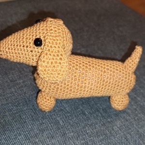 Teckel mini, , , Figurina amigurumi crosetata din bumbac 100% cu lungimea de 10 cm.
Se poate spala la masina.
O pot ..., ARTYNOS