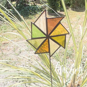 Decoratiune pentru plante „Sunflower” din sticla in nuante de pamant de la Tiffany, , , Amestecul de sticla de catedrala in nuante de miere, chihlimbar si verde delicat confera formei o t..., ARTYNOS