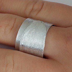 Inel minim din aluminiu cu textură și strălucire speciale -  - Artynos.ro Inel minim din aluminiu cu textură și strălucire speciale -  - Artynos.ro