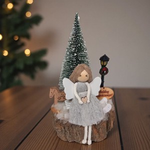 Înger Makramé pe o sanie - decor de masă de Crăciun pe un disc de lemn - crăciun - decorațiuni de crăciun de casă - decor pentru masă de crăciun - Artynos.ro