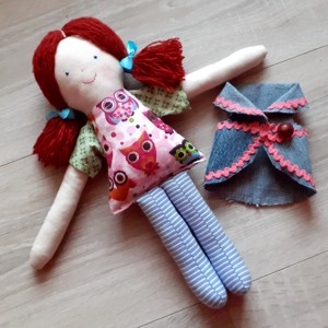 Emilia Cloth păpușă cu ciucuri roșii rochie până păpușă -  - Artynos.ro