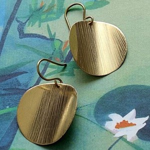 Cercei minimaliști, unici, din alamă frumos strălucitoare -  - Artynos.ro Cercei minimaliști, unici, din alamă frumos strălucitoare -  - Artynos.ro