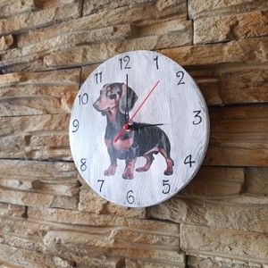 Ceas de perete din lemn în stil vintage cu câine teckel -  - Artynos.ro