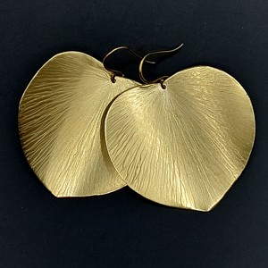 Cercei cu petale în stil minimalist din alamă lucioasă -  - Artynos.ro Cercei cu petale în stil minimalist din alamă lucioasă -  - Artynos.ro