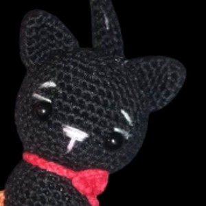Kitten breloc negru, , , 9-10 cm inaltime 100% bumbac crosetat figura amigurumi.
Se poate spala la masina.
O pot face in ori..., ARTYNOS
