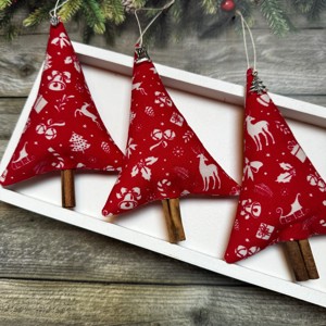 Ornament pom de Craciun cu bete de scortisoara /set de 3/, Craciun, Decoratiuni de Craciun de casa, Figurine pentru pomul de Craciun, , DECORATIUNI TEXTILE PENTRU BRADUL DE CRACIUN

Pinii unicat din material textil cu tulpini parfumate..., ARTYNOS