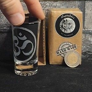 Pahar de bauturi spirtoase cu model Ohm gravat manual  - Artynos.ro