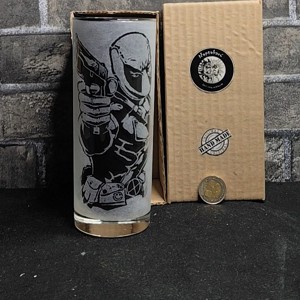 Pahar de sticla gravat manual cu motivul pistolului Deadpool , , , ARTYNOS