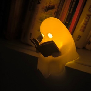 Decoratiune de raft „Micul spirit luminos”, , , Dimensiuni: 8 cm inaltime, 6 cm latime si 5,5 cm adancime.
Iluminarea este asigurata de o lampa LED..., ARTYNOS