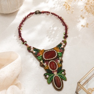 Colier statement handmade cu agate naturale si broderie din margele, Bijuterii, Coliere, Coliere din pietre semipretioase, Broderie, Confectionarea bijuteriilor, Un colier spectaculos, realizat manual, care imbina eleganta pietrelor naturale cu finetea broderie..., ARTYNOS
