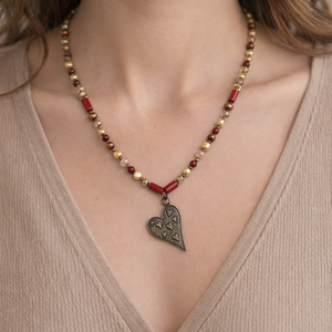 Colier cu perle de cultura, coral rosu si inima bronz - bijuterii - coliere - coliere din perle - Artynos.ro