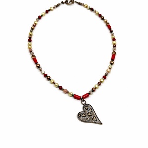 Colier cu perle de cultura, coral rosu si inima bronz - bijuterii - coliere - coliere din perle - Artynos.ro