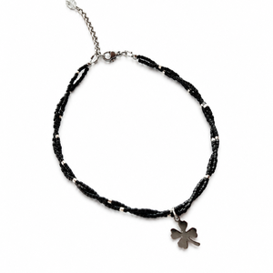 Bratara de picior boho, reglabila, bijuterie de vara, bratara minimalista glezna, Bijuterii, Bijuterii si bratari de picioare, Confectionarea bijuteriilor, Bratara de picior lucrata manual din margele fine negre cu mici insertii argintii dispuse aleatoriu..., ARTYNOS